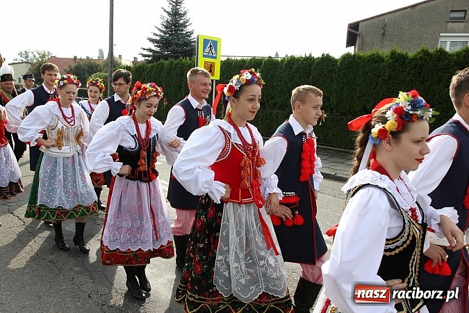 Zdjęcie w galerii na portalu naszraciborz.pl: Kolorowy korowód na dożynkach parafialnych w Zawadzie Książęcej wiadomości z regionu