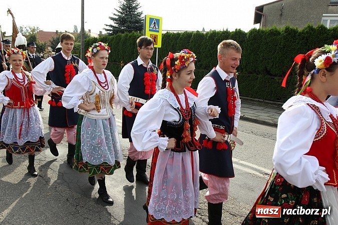 Zdjęcie w galerii na portalu naszraciborz.pl: Kolorowy korowód na dożynkach parafialnych w Zawadzie Książęcej wiadomości z regionu
