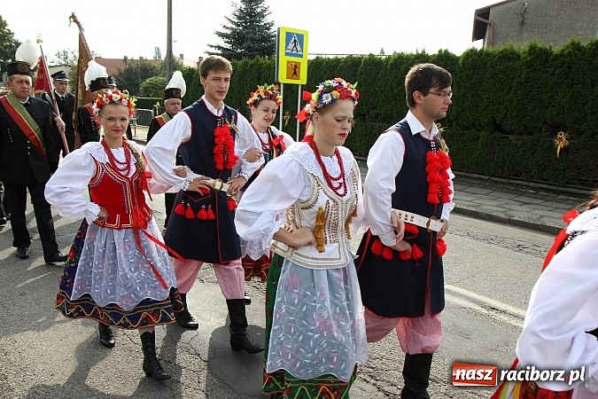 Zdjęcie w galerii na portalu naszraciborz.pl: Kolorowy korowód na dożynkach parafialnych w Zawadzie Książęcej wiadomości z regionu