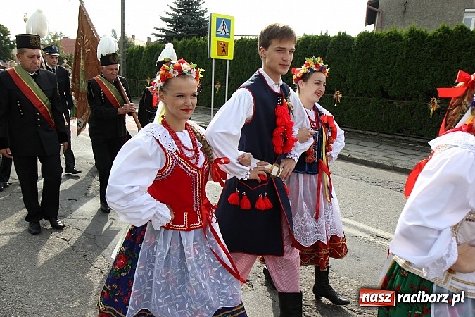 Zdjęcie w galerii na portalu naszraciborz.pl: Kolorowy korowód na dożynkach parafialnych w Zawadzie Książęcej wiadomości z regionu