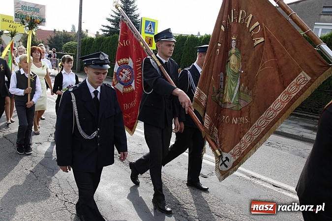 Zdjęcie w galerii na portalu naszraciborz.pl: Kolorowy korowód na dożynkach parafialnych w Zawadzie Książęcej wiadomości z regionu
