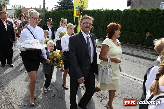 Zdjęcie w galerii na portalu naszraciborz.pl: Kolorowy korowód na dożynkach parafialnych w Zawadzie Książęcej wiadomości z regionu