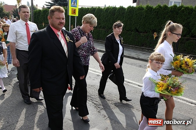 Zdjęcie w galerii na portalu naszraciborz.pl: Kolorowy korowód na dożynkach parafialnych w Zawadzie Książęcej wiadomości z regionu