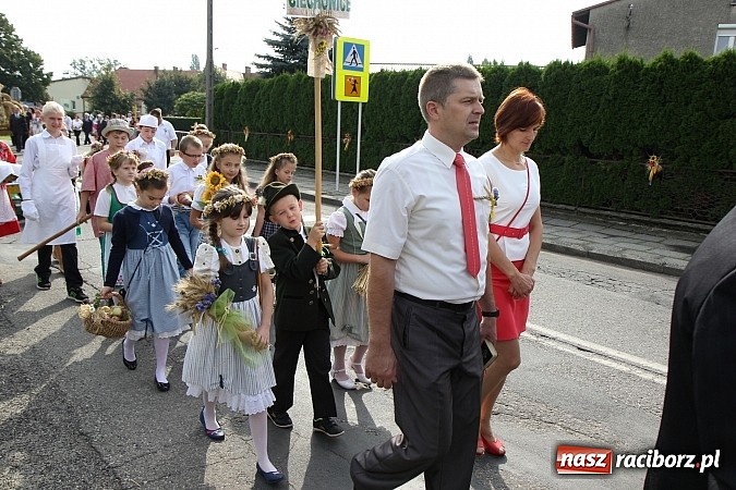 Zdjęcie w galerii na portalu naszraciborz.pl: Kolorowy korowód na dożynkach parafialnych w Zawadzie Książęcej wiadomości z regionu