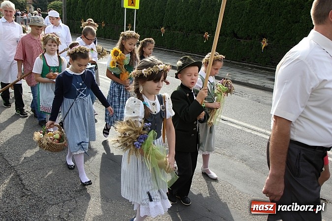 Zdjęcie w galerii na portalu naszraciborz.pl: Kolorowy korowód na dożynkach parafialnych w Zawadzie Książęcej wiadomości z regionu