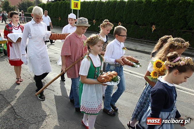 Zdjęcie w galerii na portalu naszraciborz.pl: Kolorowy korowód na dożynkach parafialnych w Zawadzie Książęcej wiadomości z regionu
