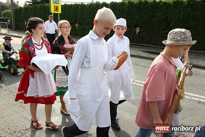 Zdjęcie w galerii na portalu naszraciborz.pl: Kolorowy korowód na dożynkach parafialnych w Zawadzie Książęcej wiadomości z regionu