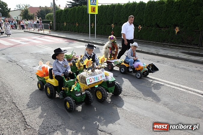 Zdjęcie w galerii na portalu naszraciborz.pl: Kolorowy korowód na dożynkach parafialnych w Zawadzie Książęcej wiadomości z regionu