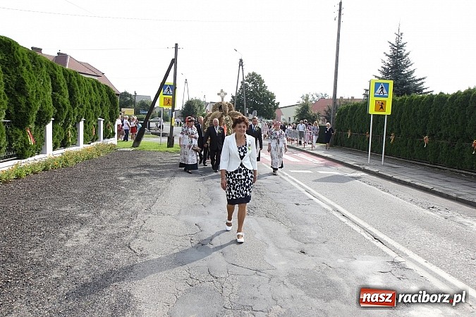 Zdjęcie w galerii na portalu naszraciborz.pl: Kolorowy korowód na dożynkach parafialnych w Zawadzie Książęcej wiadomości z regionu