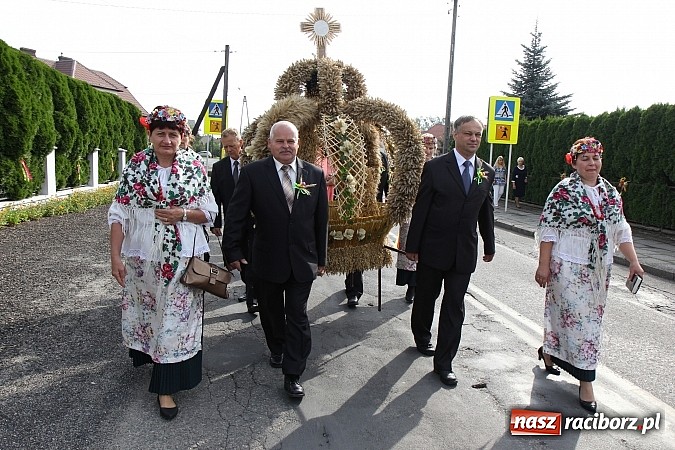 Zdjęcie w galerii na portalu naszraciborz.pl: Kolorowy korowód na dożynkach parafialnych w Zawadzie Książęcej wiadomości z regionu