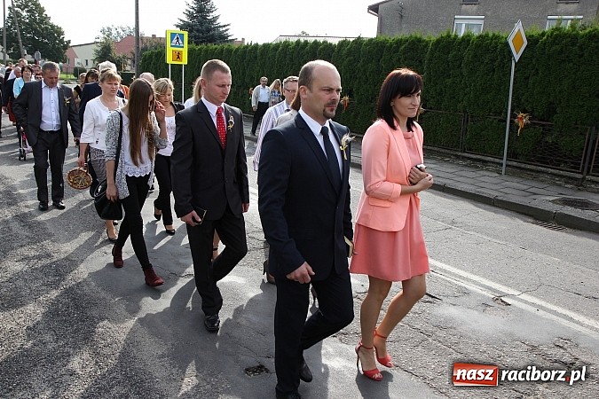 Zdjęcie w galerii na portalu naszraciborz.pl: Kolorowy korowód na dożynkach parafialnych w Zawadzie Książęcej wiadomości z regionu