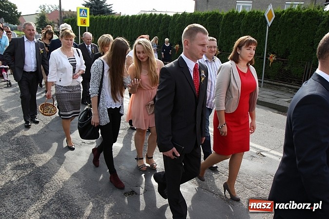 Zdjęcie w galerii na portalu naszraciborz.pl: Kolorowy korowód na dożynkach parafialnych w Zawadzie Książęcej wiadomości z regionu