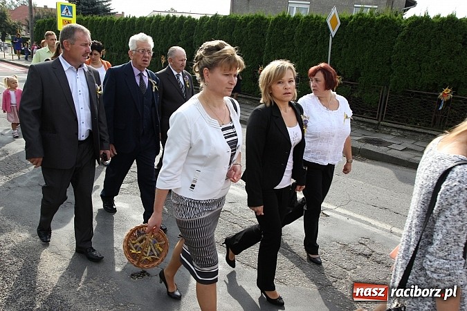 Zdjęcie w galerii na portalu naszraciborz.pl: Kolorowy korowód na dożynkach parafialnych w Zawadzie Książęcej wiadomości z regionu