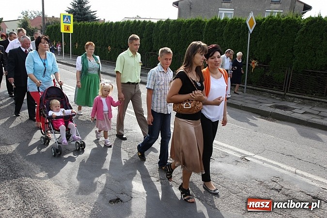 Zdjęcie w galerii na portalu naszraciborz.pl: Kolorowy korowód na dożynkach parafialnych w Zawadzie Książęcej wiadomości z regionu