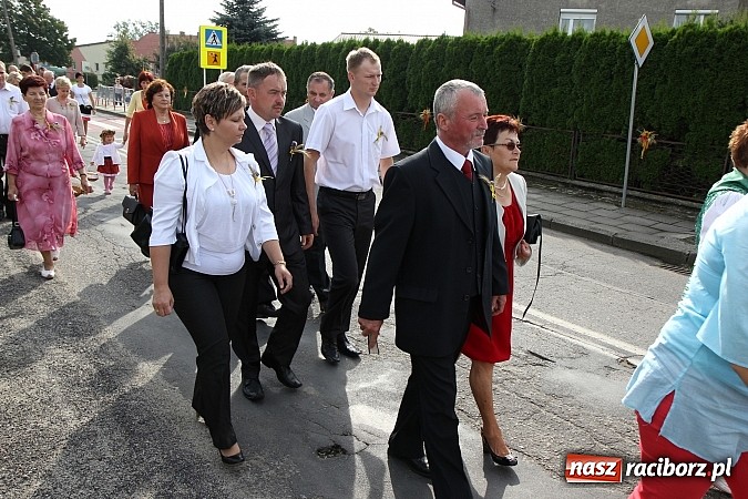 Zdjęcie w galerii na portalu naszraciborz.pl: Kolorowy korowód na dożynkach parafialnych w Zawadzie Książęcej wiadomości z regionu