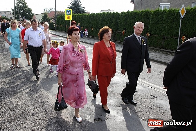 Zdjęcie w galerii na portalu naszraciborz.pl: Kolorowy korowód na dożynkach parafialnych w Zawadzie Książęcej wiadomości z regionu