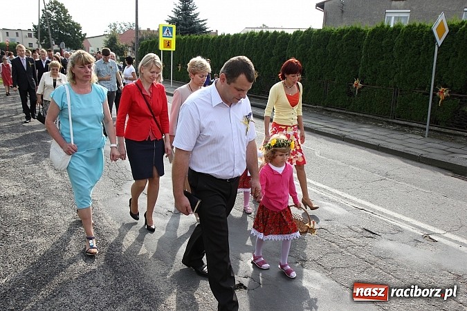 Zdjęcie w galerii na portalu naszraciborz.pl: Kolorowy korowód na dożynkach parafialnych w Zawadzie Książęcej wiadomości z regionu