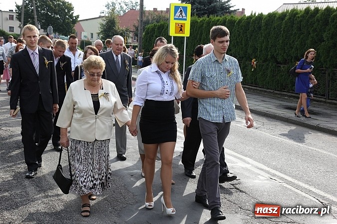 Zdjęcie w galerii na portalu naszraciborz.pl: Kolorowy korowód na dożynkach parafialnych w Zawadzie Książęcej wiadomości z regionu