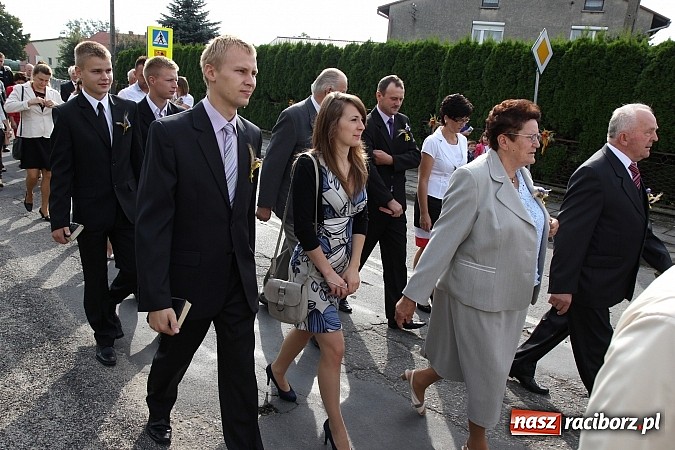 Zdjęcie w galerii na portalu naszraciborz.pl: Kolorowy korowód na dożynkach parafialnych w Zawadzie Książęcej wiadomości z regionu