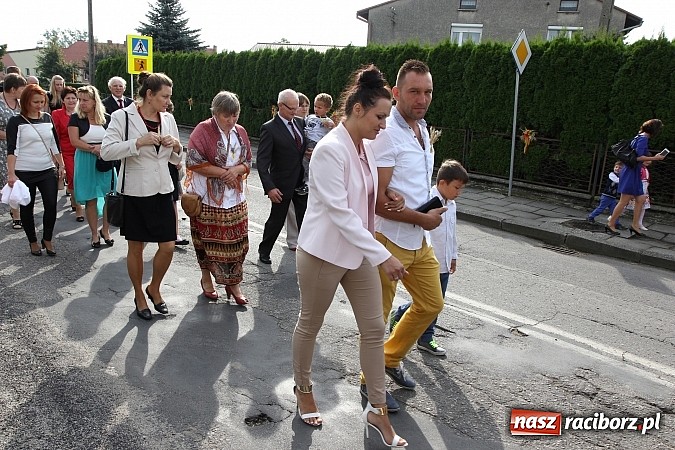 Zdjęcie w galerii na portalu naszraciborz.pl: Kolorowy korowód na dożynkach parafialnych w Zawadzie Książęcej wiadomości z regionu