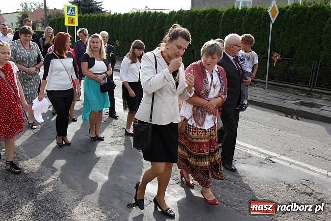 Zdjęcie w galerii na portalu naszraciborz.pl: Kolorowy korowód na dożynkach parafialnych w Zawadzie Książęcej wiadomości z regionu
