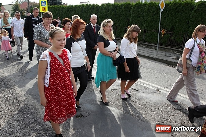 Zdjęcie w galerii na portalu naszraciborz.pl: Kolorowy korowód na dożynkach parafialnych w Zawadzie Książęcej wiadomości z regionu