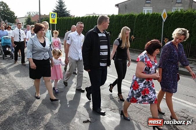 Zdjęcie w galerii na portalu naszraciborz.pl: Kolorowy korowód na dożynkach parafialnych w Zawadzie Książęcej wiadomości z regionu