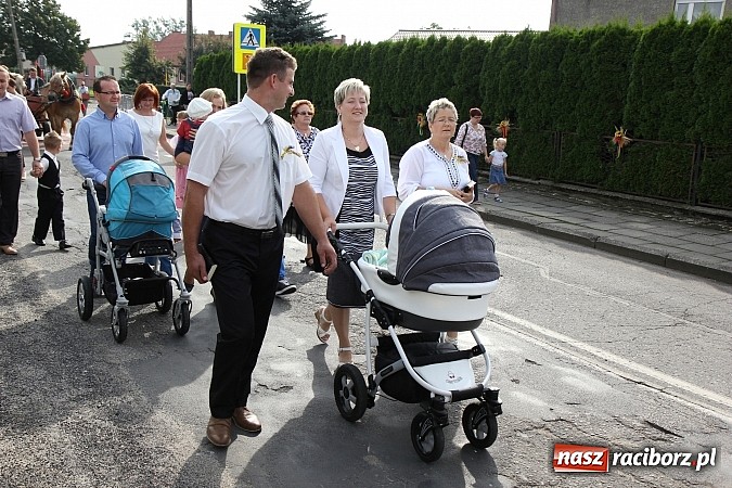Zdjęcie w galerii na portalu naszraciborz.pl: Kolorowy korowód na dożynkach parafialnych w Zawadzie Książęcej wiadomości z regionu