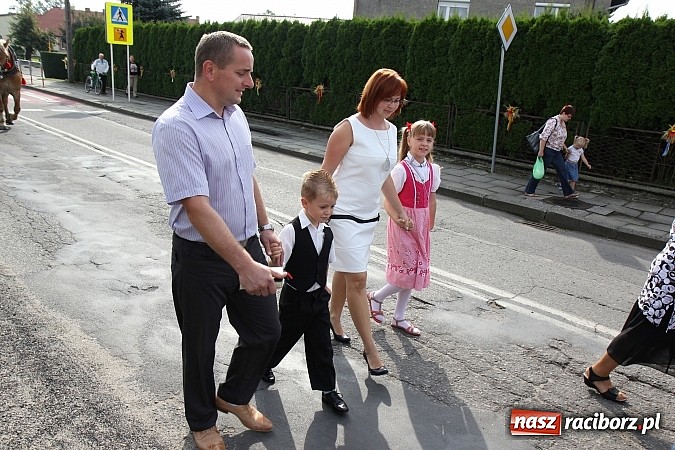 Zdjęcie w galerii na portalu naszraciborz.pl: Kolorowy korowód na dożynkach parafialnych w Zawadzie Książęcej wiadomości z regionu