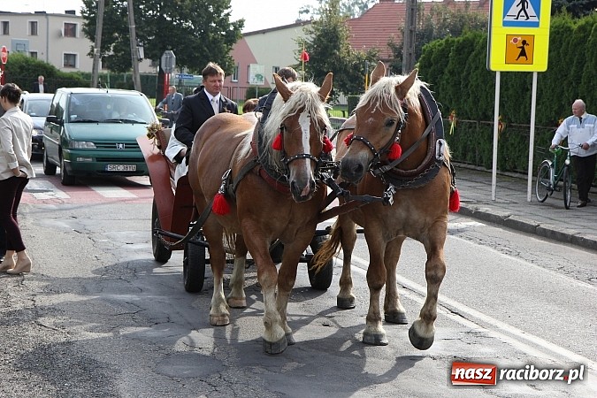Zdjęcie w galerii na portalu naszraciborz.pl: Kolorowy korowód na dożynkach parafialnych w Zawadzie Książęcej wiadomości z regionu