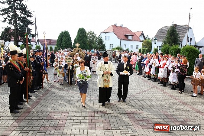 Zdjęcie w galerii na portalu naszraciborz.pl: Kolorowy korowód na dożynkach parafialnych w Zawadzie Książęcej wiadomości z regionu