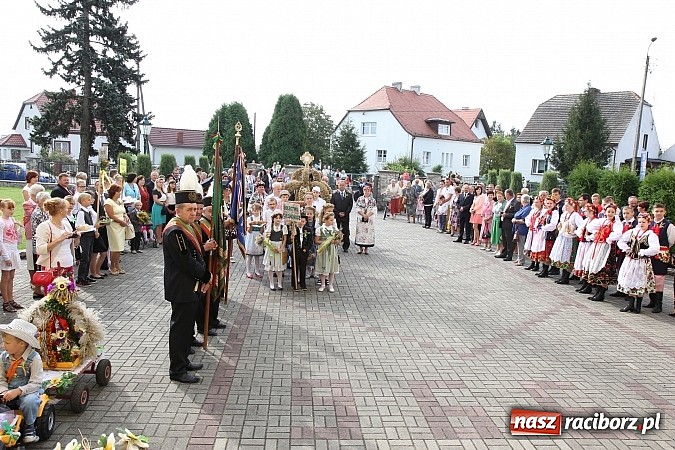 Zdjęcie w galerii na portalu naszraciborz.pl: Kolorowy korowód na dożynkach parafialnych w Zawadzie Książęcej wiadomości z regionu