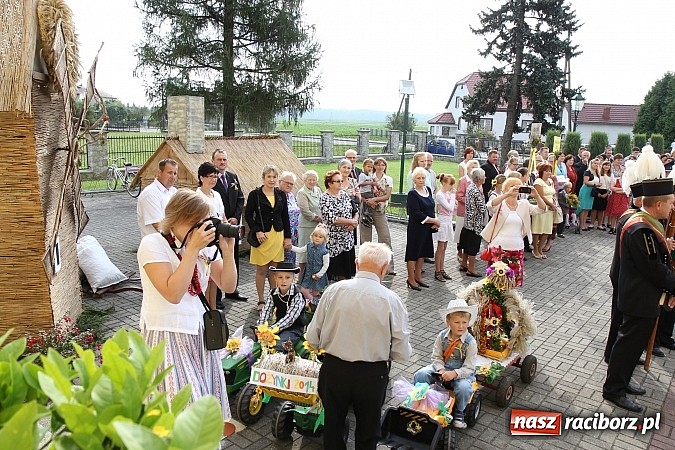 Zdjęcie w galerii na portalu naszraciborz.pl: Kolorowy korowód na dożynkach parafialnych w Zawadzie Książęcej wiadomości z regionu
