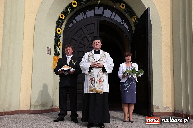 Zdjęcie w galerii na portalu naszraciborz.pl: Kolorowy korowód na dożynkach parafialnych w Zawadzie Książęcej wiadomości z regionu