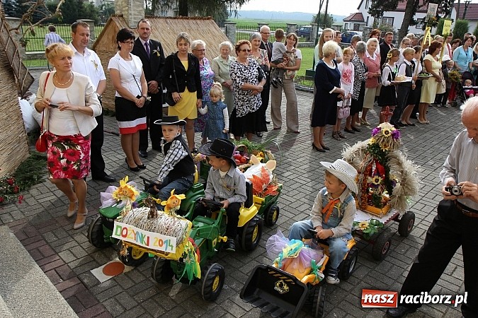 Zdjęcie w galerii na portalu naszraciborz.pl: Kolorowy korowód na dożynkach parafialnych w Zawadzie Książęcej wiadomości z regionu
