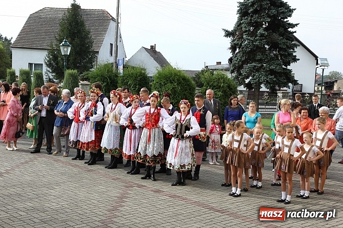 Zdjęcie w galerii na portalu naszraciborz.pl: Kolorowy korowód na dożynkach parafialnych w Zawadzie Książęcej wiadomości z regionu