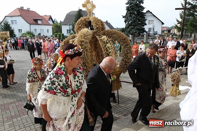 Zdjęcie w galerii na portalu naszraciborz.pl: Kolorowy korowód na dożynkach parafialnych w Zawadzie Książęcej wiadomości z regionu