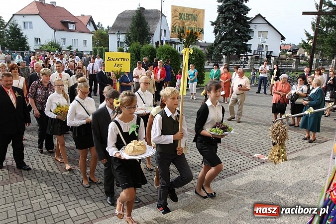 Zdjęcie w galerii na portalu naszraciborz.pl: Kolorowy korowód na dożynkach parafialnych w Zawadzie Książęcej wiadomości z regionu