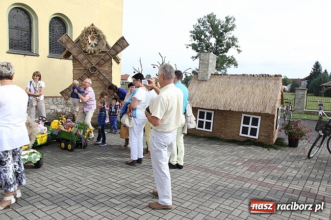 Zdjęcie w galerii na portalu naszraciborz.pl: Kolorowy korowód na dożynkach parafialnych w Zawadzie Książęcej wiadomości z regionu