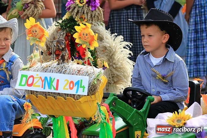 Zdjęcie w galerii na portalu naszraciborz.pl: Kolorowy korowód na dożynkach parafialnych w Zawadzie Książęcej wiadomości z regionu