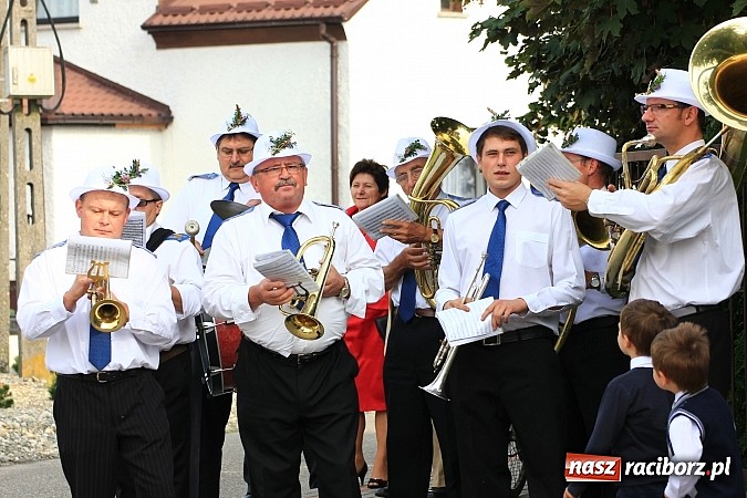 Zdjęcie w galerii na portalu naszraciborz.pl: Kolorowy korowód na dożynkach parafialnych w Zawadzie Książęcej wiadomości z regionu
