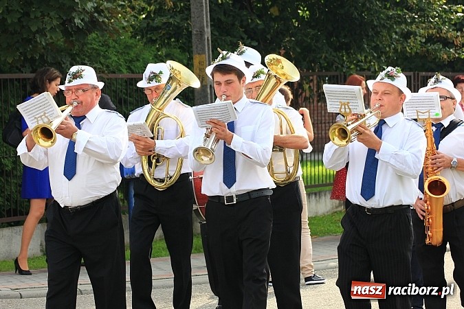 Zdjęcie w galerii na portalu naszraciborz.pl: Kolorowy korowód na dożynkach parafialnych w Zawadzie Książęcej wiadomości z regionu