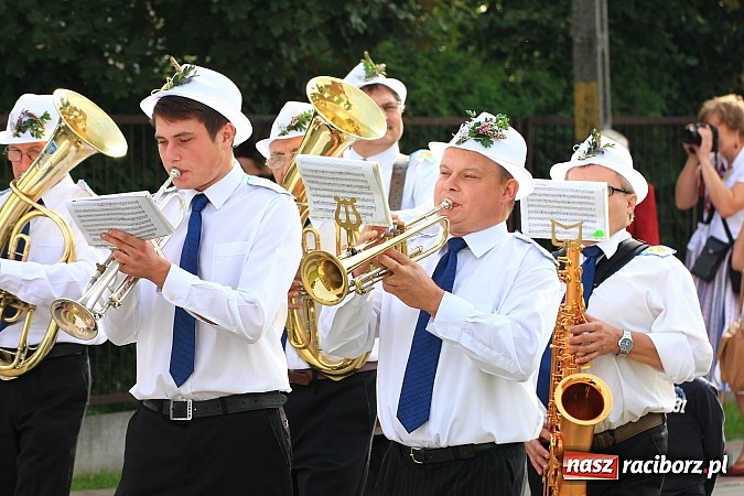 Zdjęcie w galerii na portalu naszraciborz.pl: Kolorowy korowód na dożynkach parafialnych w Zawadzie Książęcej wiadomości z regionu