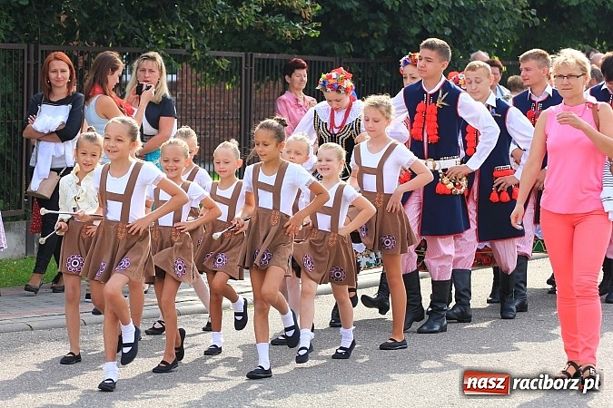 Zdjęcie w galerii na portalu naszraciborz.pl: Kolorowy korowód na dożynkach parafialnych w Zawadzie Książęcej wiadomości z regionu