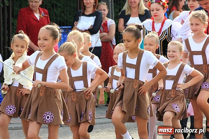 Zdjęcie w galerii na portalu naszraciborz.pl: Kolorowy korowód na dożynkach parafialnych w Zawadzie Książęcej wiadomości z regionu
