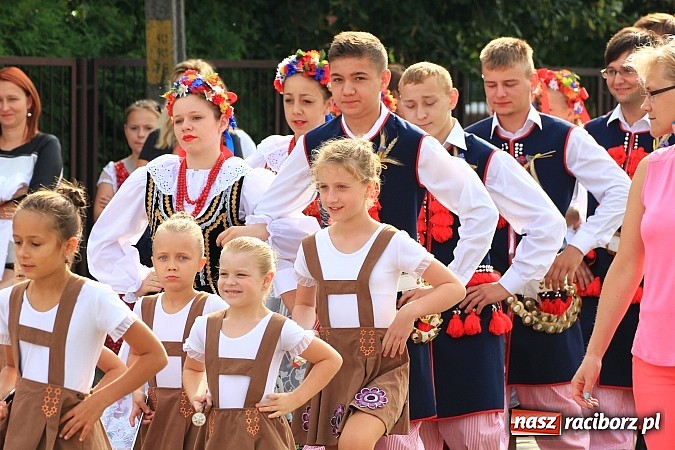 Zdjęcie w galerii na portalu naszraciborz.pl: Kolorowy korowód na dożynkach parafialnych w Zawadzie Książęcej wiadomości z regionu