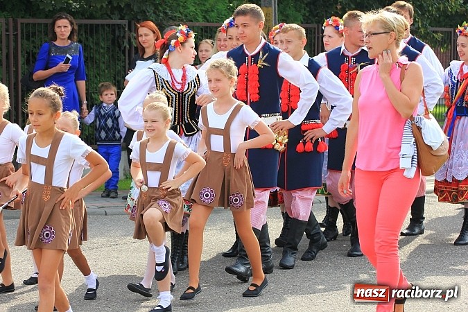 Zdjęcie w galerii na portalu naszraciborz.pl: Kolorowy korowód na dożynkach parafialnych w Zawadzie Książęcej wiadomości z regionu