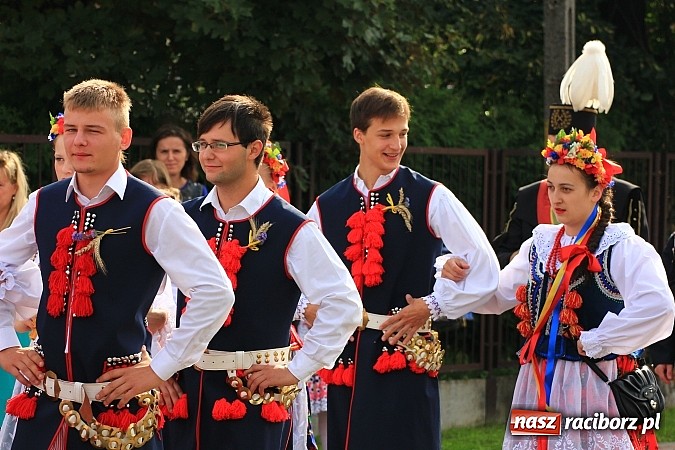 Zdjęcie w galerii na portalu naszraciborz.pl: Kolorowy korowód na dożynkach parafialnych w Zawadzie Książęcej wiadomości z regionu