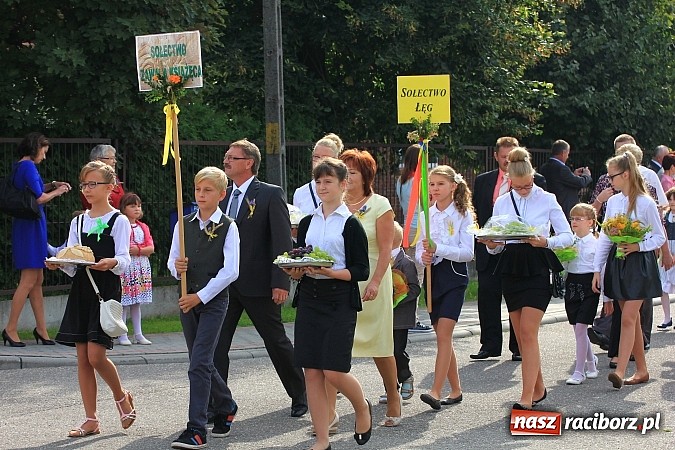 Zdjęcie w galerii na portalu naszraciborz.pl: Kolorowy korowód na dożynkach parafialnych w Zawadzie Książęcej wiadomości z regionu