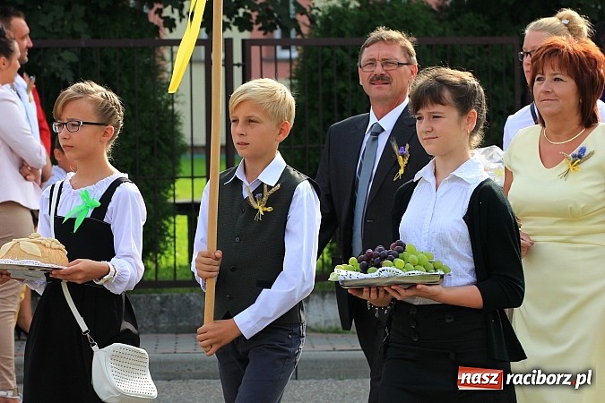 Zdjęcie w galerii na portalu naszraciborz.pl: Kolorowy korowód na dożynkach parafialnych w Zawadzie Książęcej wiadomości z regionu